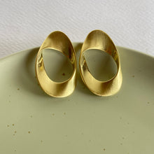 Cargar imagen en el visor de la galería, Aretes Octavia Dorados