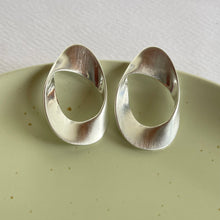 Cargar imagen en el visor de la galería, Aretes Octavia Plateados