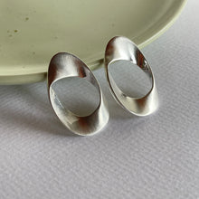 Cargar imagen en el visor de la galería, Aretes Octavia Plateados