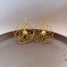 Cargar imagen en el visor de la galería, Aretes Margaret Largos