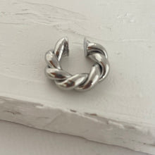 Cargar imagen en el visor de la galería, Ear Cuff Trenzado