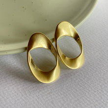 Cargar imagen en el visor de la galería, Aretes Octavia Dorados