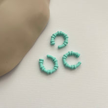 Cargar imagen en el visor de la galería, Ear Cuff Salvavidas Turquesa